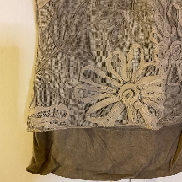 $13 ❌ SEND OFFER ❌ Tensione In Mesh / Floral Overlay Dressy Tank - Picture 8 of 10